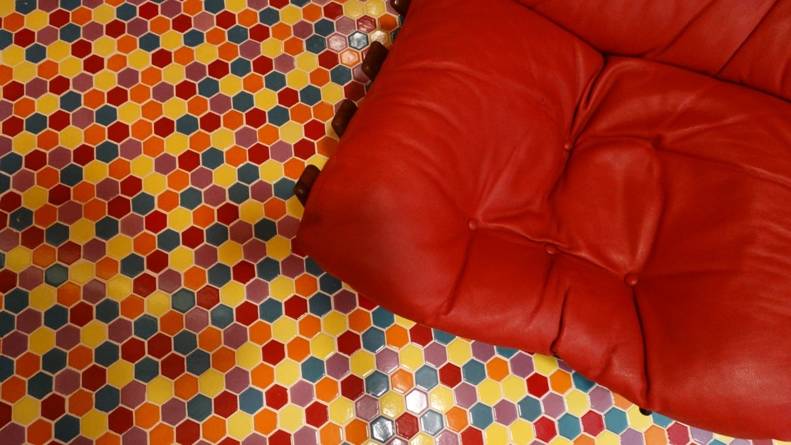 Ladrilhos hexagonais coloridos e poltrona vermelha